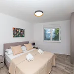 דירה Awesome In Okrug Gornji With Wifi *