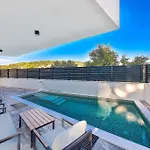 דירה Awesome In Okrug Gornji With Wifi טרוגיר