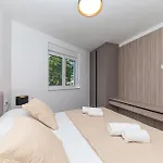 Awesome In Okrug Gornji With Wifi דירה *