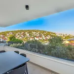 דירה Awesome In Okrug Gornji With Wifi *