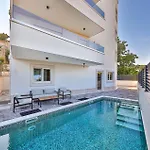 דירה Awesome In Okrug Gornji With Wifi טרוגיר