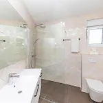 דירה Awesome In Okrug Gornji With Wifi