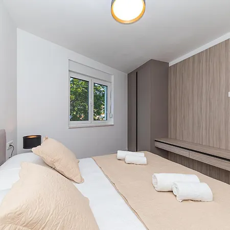 Awesome In Okrug Gornji With Wifi Apartment *