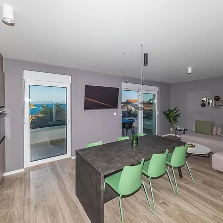 Gorgeous In Okrug Gornji With View Appartement Trogir